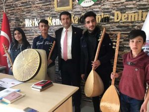 Yüksekovalı öğrencilere saz ve erbane jesti