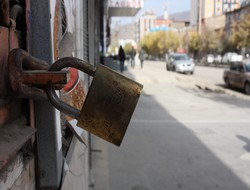 Yüksekova'de kepenkler kapalı
