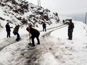 Beytüşşebap'da kar yağışı etkili oluyor