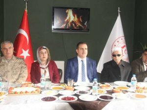 Vali Akbıyık, kahvaltıda engellilerle bir araya geldi