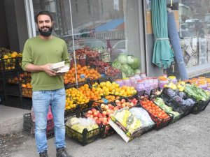 Manavcı genç kampanyayla 600 kitap topladı