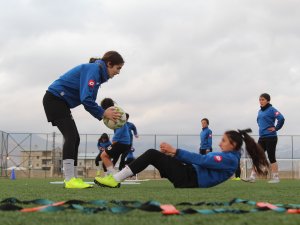 Kadın Futbol Takımı liderliğe hazırlanıyor