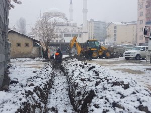 Hakkari'de kar altında su arıza çalışması