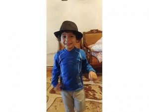 3,5 yaşında kendi kendine İngilizce öğrendi