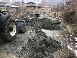 Hakkari’de çukurlu yollar kapatılıyor