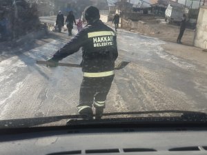 Hakkari belediyesi tuzlama çalışması yaptı
