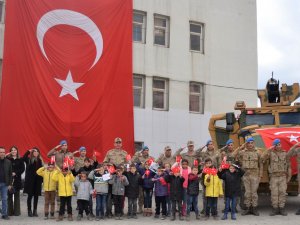 Öğrenciler zırhlı araçla şehir turu attı