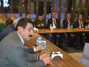 Vali Toprak, türkülerle Hakkari’den ayrıldı