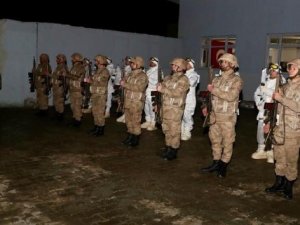 Bakan Soylu, yeni yıla geçitli jandarma karakolunda girdi