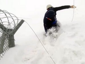 Olumsuz hava şartları ile mücadele ediyorlar...