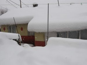 Tek katlı evler kara gömüldü...