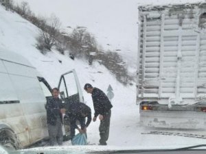 Şemdinli karayolunda araçlar mahsur kaldı