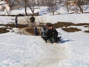 Şemdinli’de çocukların kızak keyfi