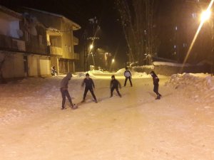 Çocukların eksi 25 derecede futbol aşkı