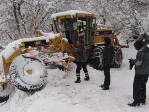 Belediye karla mücadele ekibi kaza geçirdi