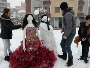 Kardan gelin damat yapıp halay çekerek eğlendiler