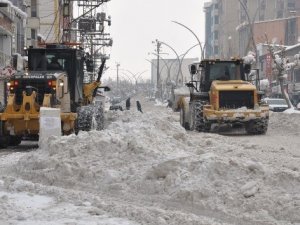 Yüksekova çarşısı kardan temizleniyor