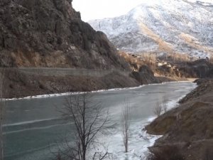 Türkiye'nin en hızlı akan nehri buz tutu