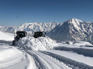 Hakkari'de 53 yerleşim yeri ulaşıma kapandı