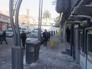 Hakkari’de çatılardaki buz sarkıtları temizlendi