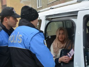 Hakkari polisi canı pahasına kadınları bilgilendiriyor