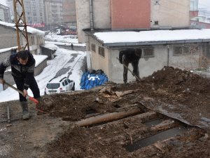 Hakkari’de yağışlardan dolayı bir evin damı çöktü