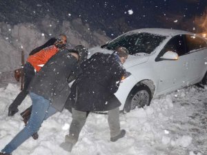 Çığ nedeniyle mahsur kalan 11 kişi kurtarıldı