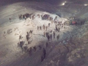 Yolcu minibüsün üzerine çığ düştü