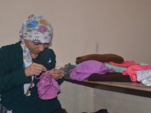 Beytüşşebaplı kadınlar depremzedeler için ördü