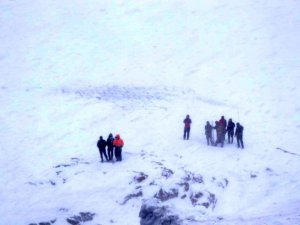 Çığ altında kalan 2 kişiyi arama çalışmaları sürüyor