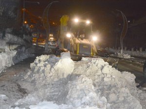 Kar dağları kent dışına çıkartılıyor