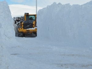 Yüksekova'da 5 metreyi geçen kar tünelleri