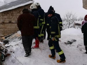 Ahırın üzerine çığ düştü...