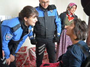 Hakkari polisi engelli Gülsüm’ü sevindirdi