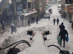 Belediye ekipleri geceyi yollarda geçirdi
