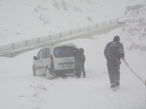 Belediye ekipleri yolda mahsur kalanları kurtardı