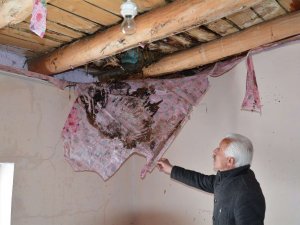 Hakkari’de yağışlara dayanamayan ev çöktü