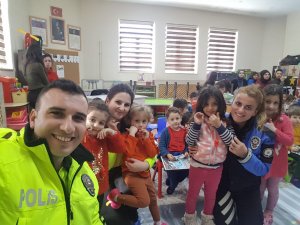 Hakkari polisi sevgiyi öğretti