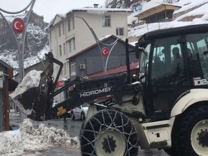 Çukurca'da karla mücadele başladı