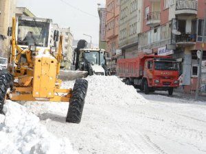 Hakkari’de kar boşaltılacak alanlar daraldı