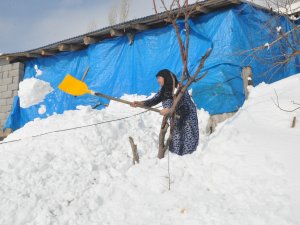 Yüksekova kara gömüldü