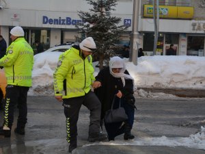 Hakkari polisinden örnek davranış