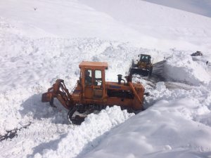 Hakkari-Şırnak yolundaki çığlar temizleniyor