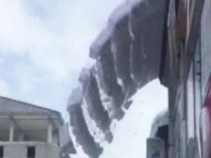 Hakkari'de çatıda düşen kar çığ gibi düştü