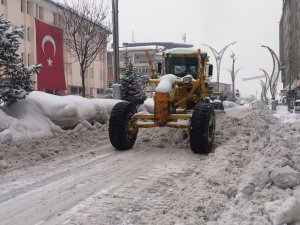 Belediye ekibinin zorlu mesaisi sürüyor