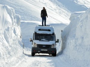 6 metreyi geçen kar yığınları arasında yolculuk