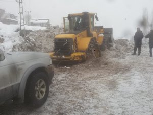 Belediye kar küreme aracı kara saplandı