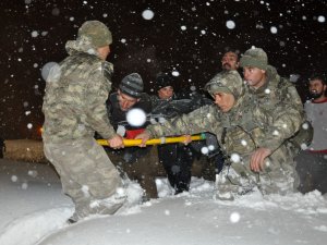 Yaralı vatandaşı Mehmetçik kurtardı