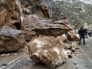 Beytüşşebap yoluna kaya düştü