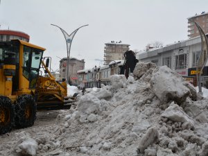 Hakkari’deki kar dağları kent dışına çıkartılıyor